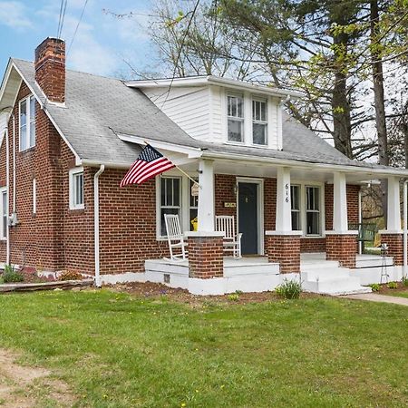 Charming 4 Bedroom Farmhouse With Large Backyard For Entertaining Mountain City Exterior photo