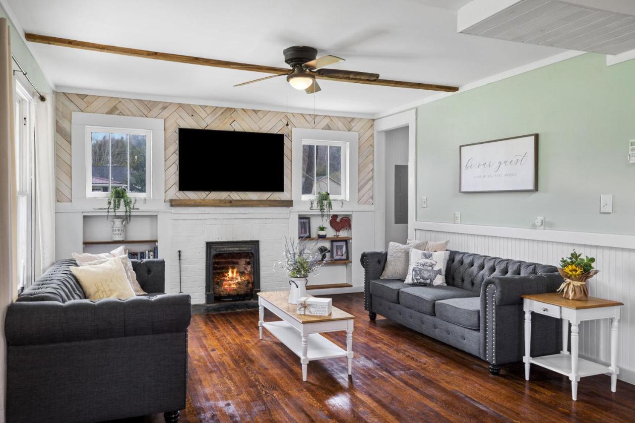 Charming 4 Bedroom Farmhouse With Large Backyard For Entertaining Mountain City Exterior photo