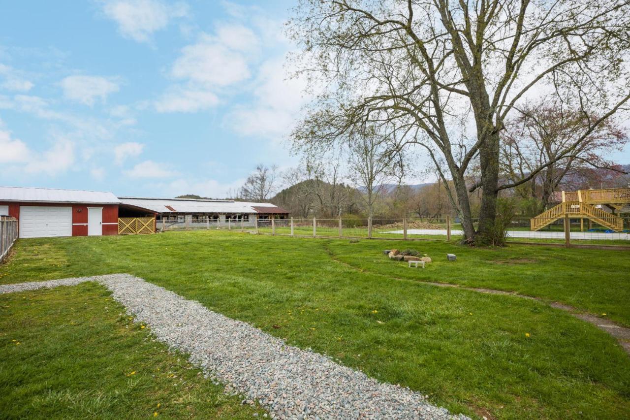 Charming 4 Bedroom Farmhouse With Large Backyard For Entertaining Mountain City Exterior photo